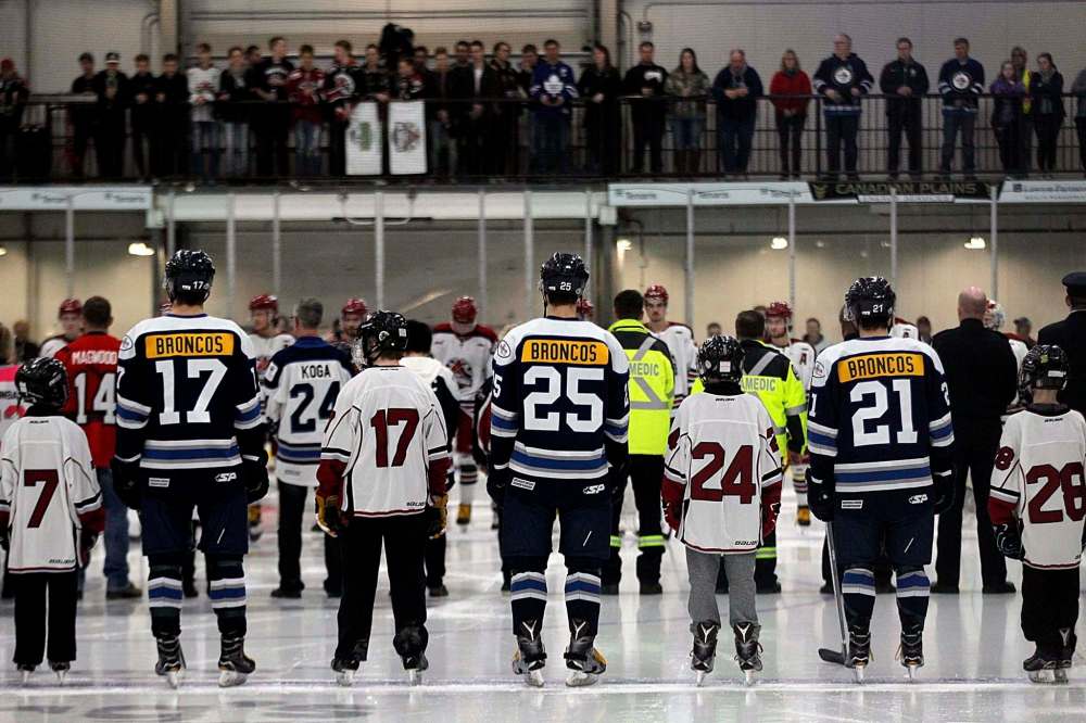 Players from the Steinbach Pistons and the Virden Oil Capitals along with minor hockey players, members of the RCMP and first responders observe 16 seconds of silence Thursday at Virden Tundra Oil and Gas Place as a tribute to the 16 members of the Humbolt Broncos that died. (Phil Hossack / Winnipeg Free Press)
