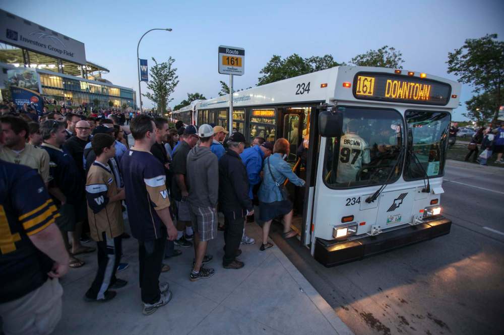 JESSICA BURTNICK/WINNIPEG FREE PRESS FILES
Bombers fans pile onto buses at the conclusion of the inaugural Winnipeg Blue Bombers game at the new Investors Field Field in 2013.