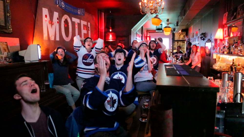 MIKE DEAL / WINNIPEG FREE PRESS
The Motel bar is a gathering place for ex-Winnipeggers, and is packed with Jets fans during the playoffs.