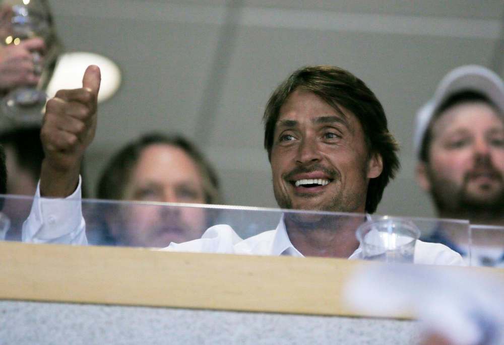 THE CANADIAN PRESS/John Woods
Former Winnipeg Jets player Teemu Selanne gives a thumbs up to the crowd during first period NHL playoff action against the Nashville Predators in Winnipeg on Monday.