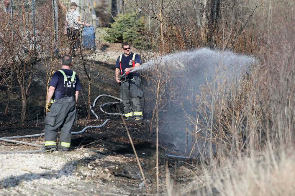 JOHN WOODS / WINNIPEG FREE PRESS files
A Winnipeg firefighter douses a brush fire.