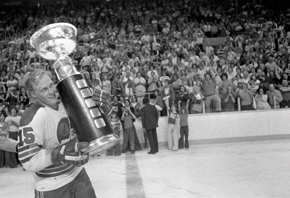 JON THORDARSON / WINNIPEG FREE PRESS / WINNIPEG TRIBUNE FILES
Anders Hedberg skates the Avco Cup around the old Winnipeg Arena ice surface, May 20, 1978.
