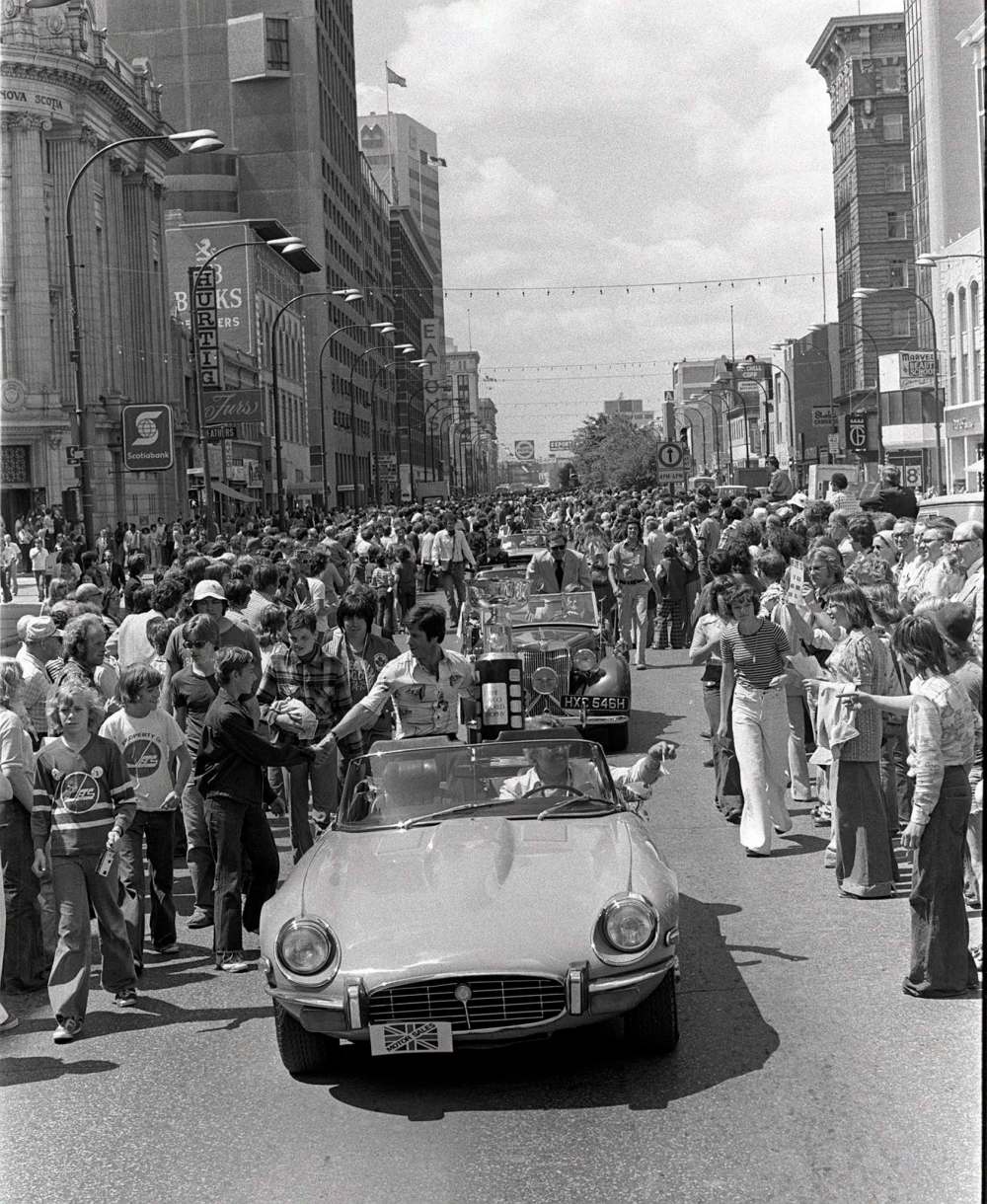 JON THORDARSON / WINNIPEG FREE PRESS / WINNIPEG TRIBUNE FILES
Thousands lined Portage Avenue for the Avco Cup parade in 1978.