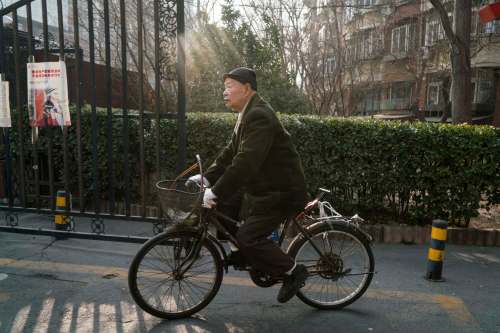 Yan Cong / The Washington Post
Han Zicheng, 85, is still fit enough to ride his bike to the market.
