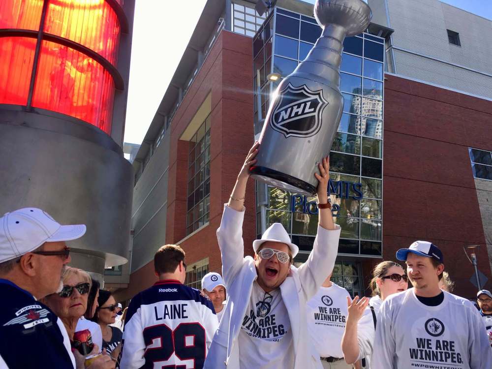 Ruth Bonneville / Winnipeg Free Press
Brandon Klimenko hoists a fake Stanley Cup on Donald Street at Graham Avenue during the Whiteout street party before the start of Game 1 of the Western Conference final between the Winnipeg Jets and the Las Vegas Golden Knights in Winnipeg Saturday. Klimenko hopes the Jets wins the real one.
