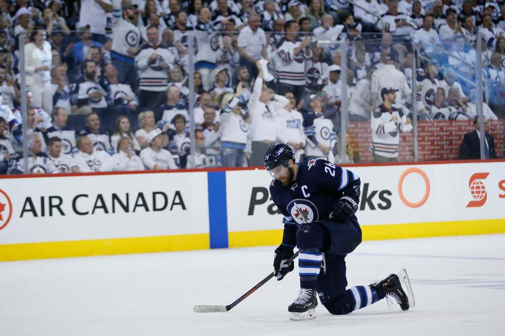JOHN WOODS/ WINNIPEG FREE PRESS
Winnipeg Jets' Blake Wheeler takes knee after getting tripped by Vegas Golden Knights’ Brayden McNabb during second period of Game 2 Monday.