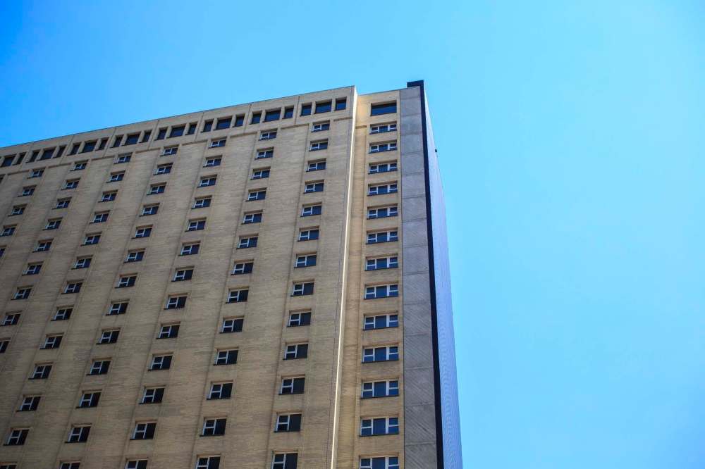 MIKE DEAL / WINNIPEG FREE PRESS
Manitoba Housing highrise at 185 Smith St. has sat empty for three years.