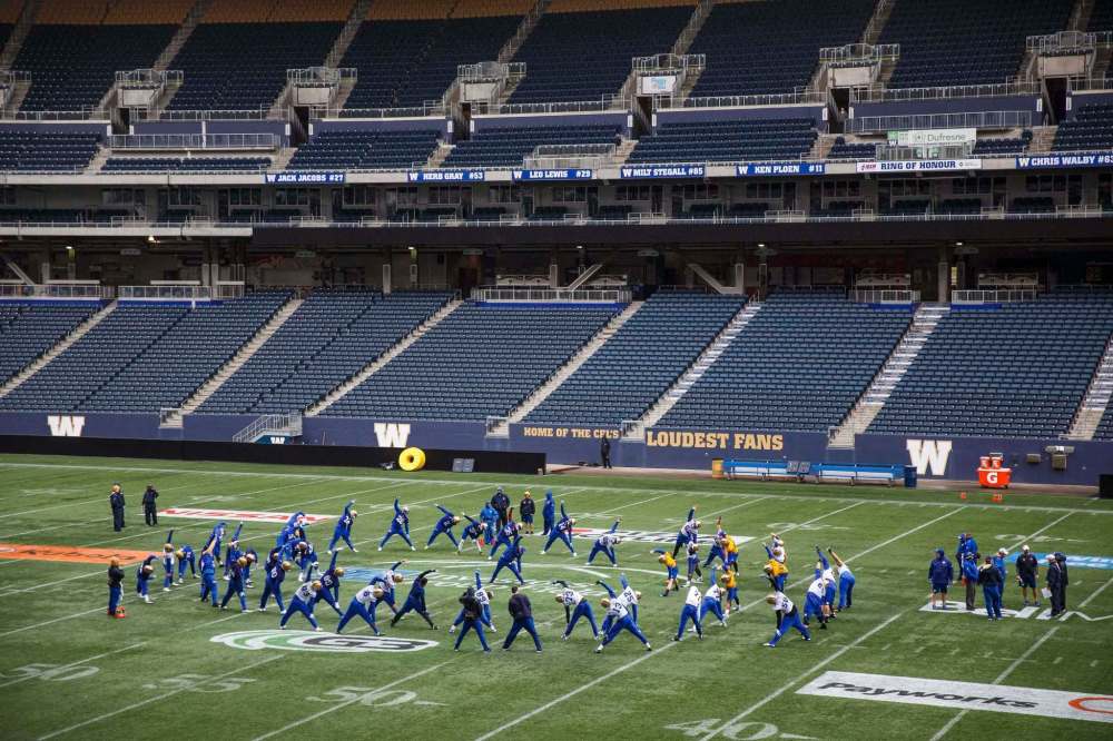 MIKE DEAL / WINNIPEG FREE PRESSWinnipeg Blue Bombers practise during a rainy day at training camp at Investors Group Field Friday morning.
