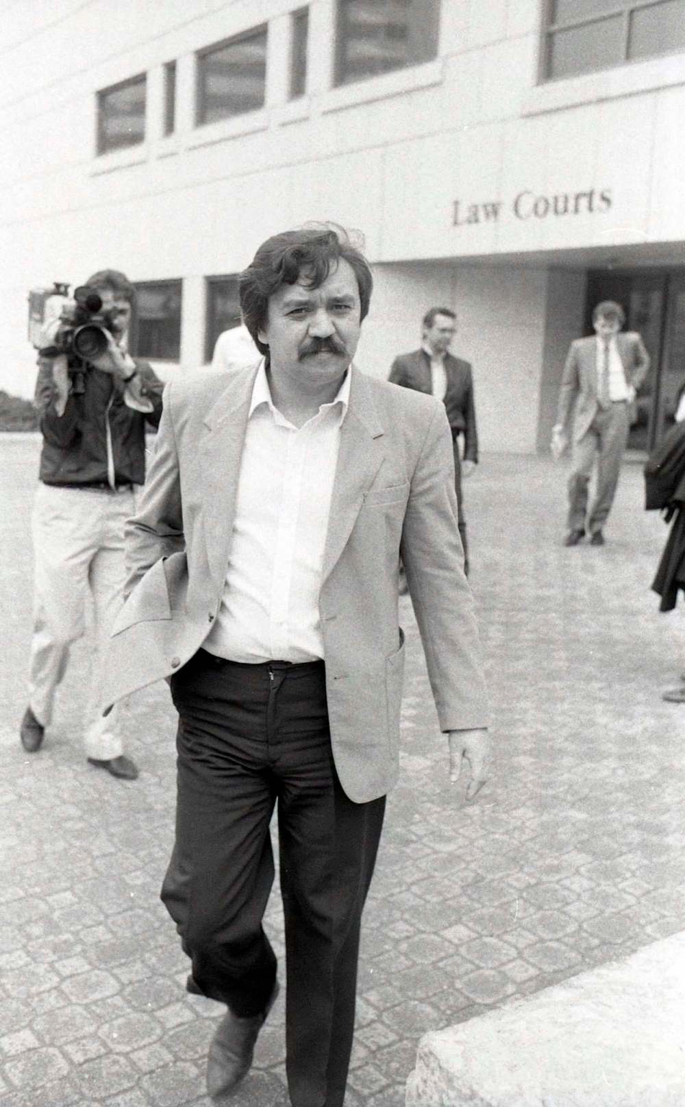 KEN GIGLIOTTI / WINNIPEG FREE PRESS FILES
Jim Luzny leaves court after being acquitted in the murder of Robert Nieman in 1987.