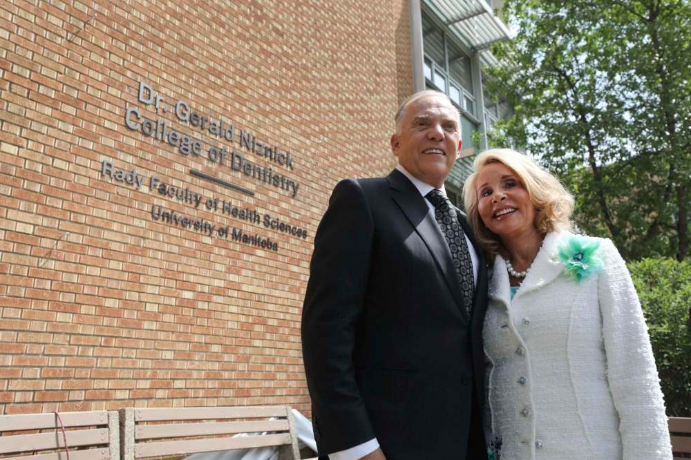 RUTH BONNEVILLE / WINNIPEG FREE PRESS
Dr. Gerald Niznick, with his wife, Reesa, donated $7.5 million to the University of Manitoba school of dentistry, which will now bear his name.