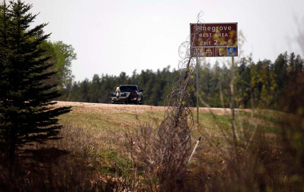 PHIL HOSSACK / WINNIPEG FREE PRESS
A boater travels past signs indicating the upcoming Pinegrove Rest Stop Tuesday afternoon as a steady stream of traffic pulled in to use the facilities.