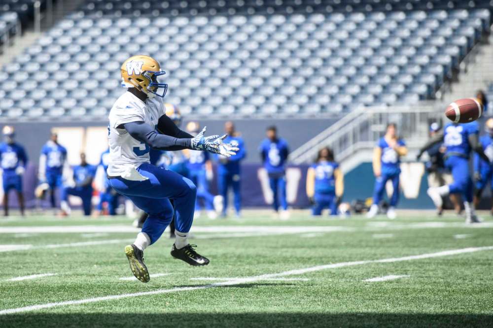 MIKE SUDOMA / WINNIPEG FREE PRESS
Johnny Augustine gets ready to receive a pass during Sunday morning’s practice at Investors Group Field.