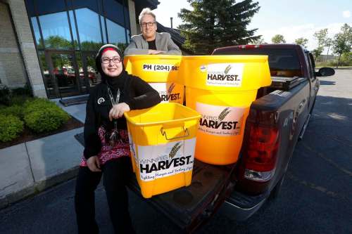 JOHN WOODS / WINNIPEG FREE PRESS
Lubna Usmani and Rocky Baronins get ready for their interfaith food drive, to be held on Saturday, June 23.