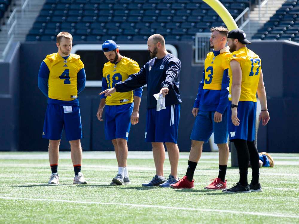 ANDREW RYAN / WINNIPEG FREE PRESS
Winnipeg Blue Bombers Quarterbacks coach Buck Pierce speaks to the four remaining quarterbacks during practice at Investors Group Field Thursday, the day after starter, Matt Nichols, went down after a non-contact injury.