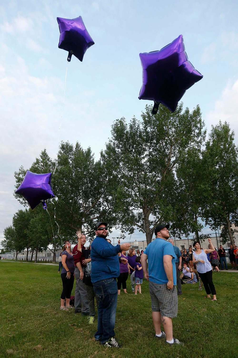 JOHN WOODS / WINNIPEG FREE PRESS
Family and friends release balloons at a vigil for Thelma Krull at Civic Park Monday, July 11, 2016.