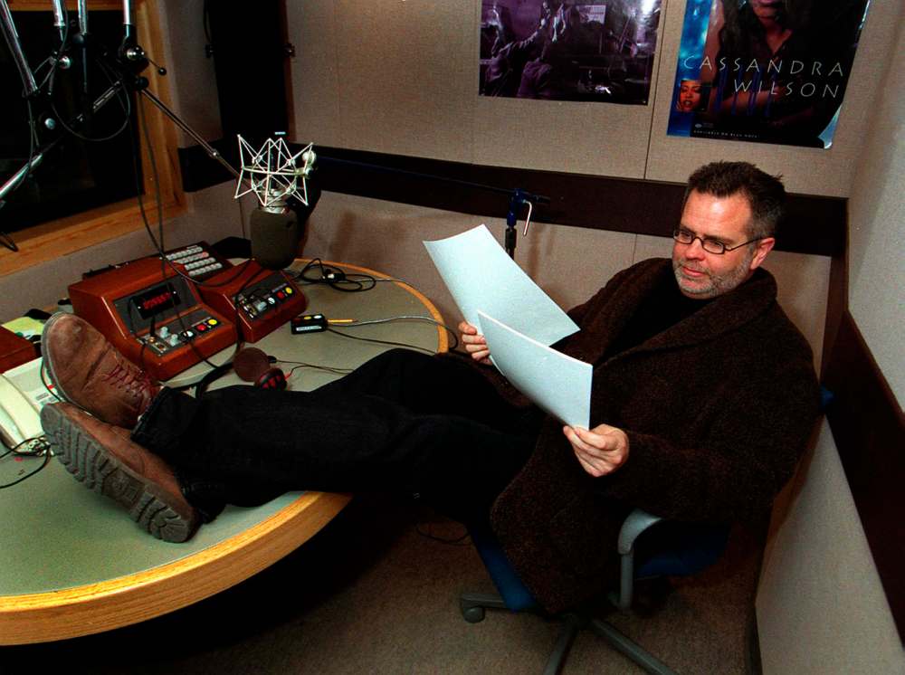 Ross Porter in Winnipeg in 2000 during his stint as host of the CBC show After Hours. (Wayne Glowacki / Winnipeg Free Press Files)