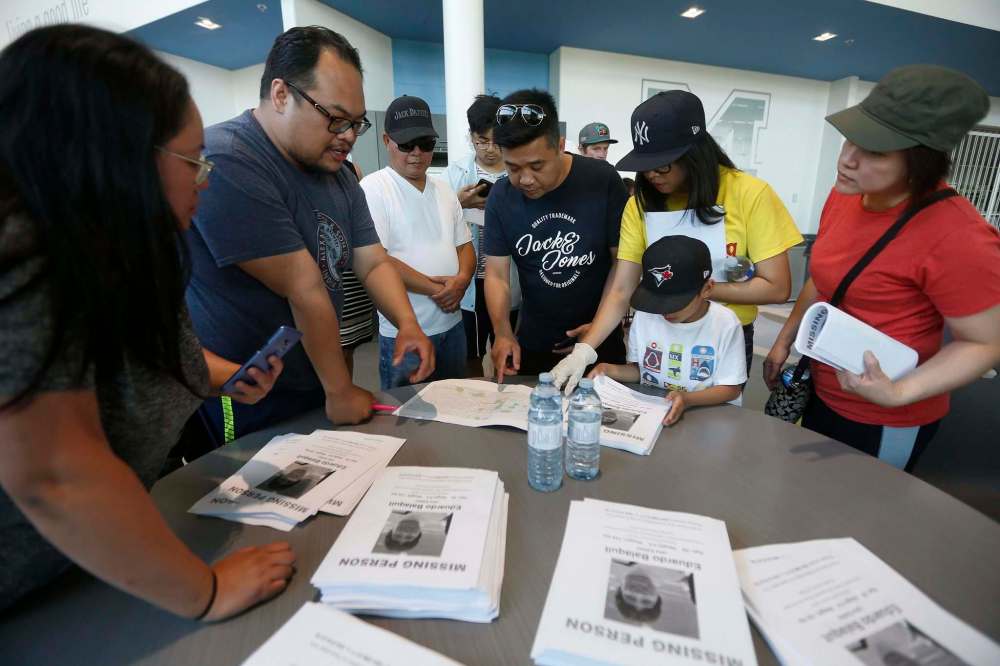 JOHN WOODS / WINNIPEG FREE PRESS
Volunteers plan a search for missing man Eduardo Balaquit in Winnipeg Sunday.