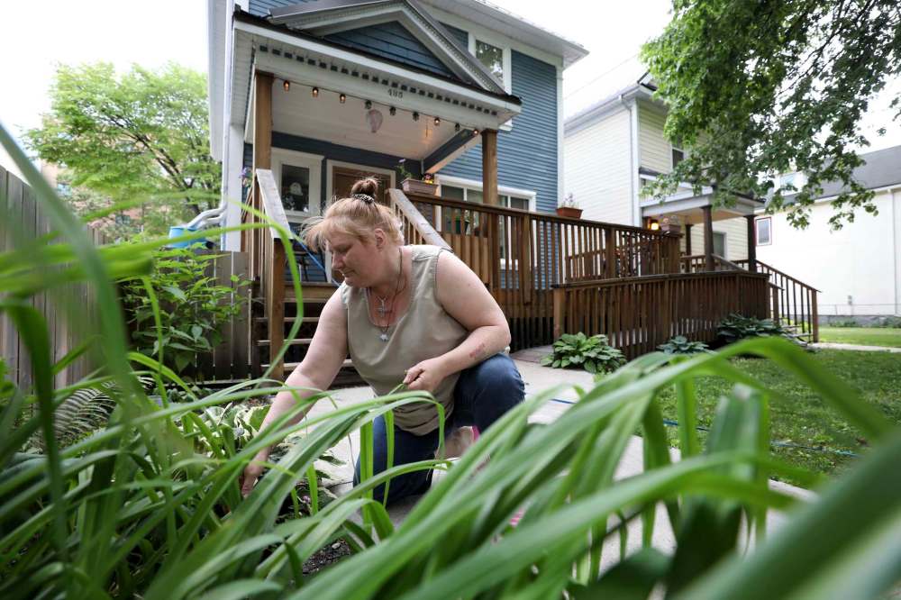 RUTH BONNEVILLE / WINNIPEG FREE PRESS
Tenant Debby Sillito works on the garden in the front yard of the rooming house she calls home.