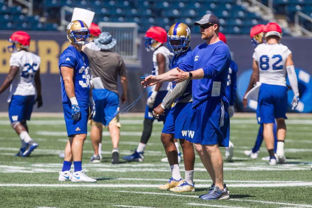 MIKE DEAL / WINNIPEG FREE PRESS
Blue Bombers head coach Mike O’Shea talks to players during Thursday’s practice at Investors Group Field ahead of Saturday’s game in Vancouver against the B.C. Lions.