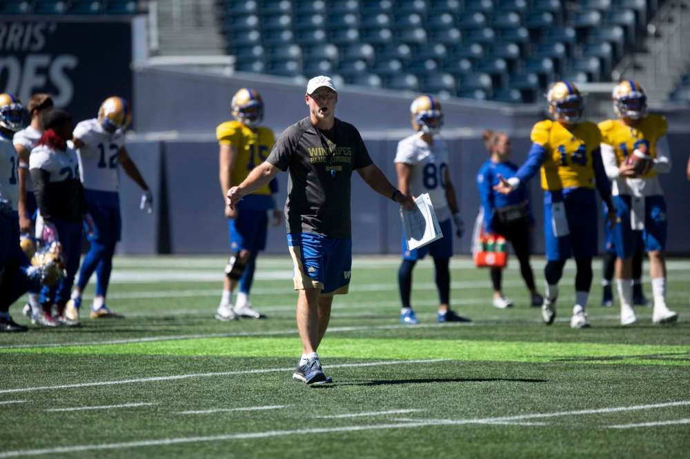ANDREW RYAN / WINNIPEG FREE PRESS
Bombers offensive co-ordinator Paul LaPolice speaks to his troops during practice Tuesday.
