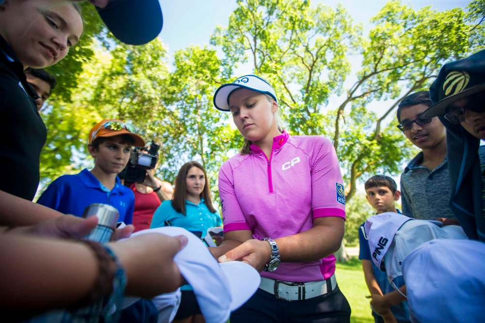 MIKAELA MACKENZIE / WINNIPEG FREE PRESS
Six-time LPGA tournament winner Brooke Henderson poses for pictures and signs autographs for kids in the Future Pros Program at the St. Charles Country Club in Winnipeg on Tuesday.