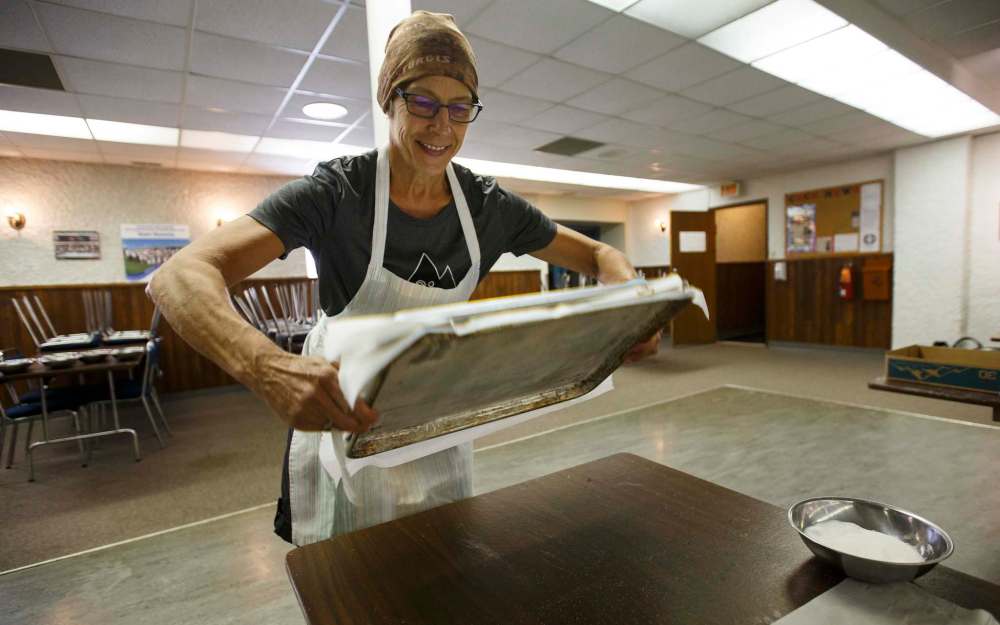 MIKE DEAL / WINNIPEG FREE PRESS
Alenia Howell flips the sponge for the lemon torte.