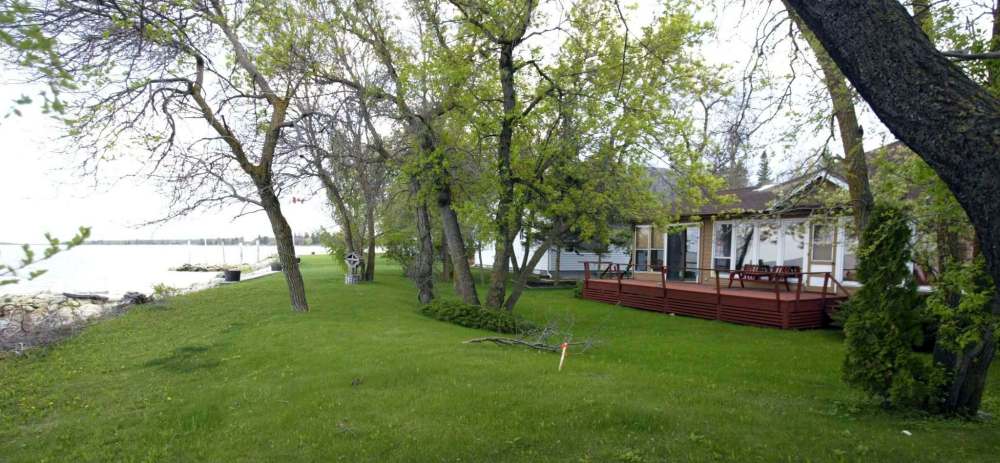 PHIL HOSSACK / WINNIPEG FREE PRESS
In Manitoba, only waterfront properties at Lake Winnipeg are expected to rise in value — by an average 10 per cent over 2017.