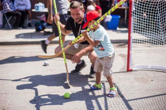 MIKAELA MACKENZIE / WINNIPEG FREE PRESSMain Street Project summer student specialist Carter Bergen helps Jace McKay, 3, play.