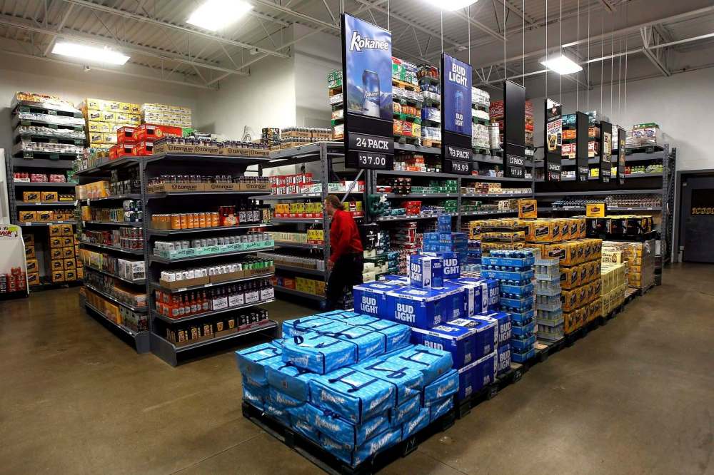 PHIL HOSSACK / WINNIPEG FREE PRESS
The Quality Inn Craft Beer Market (685 Weatherdon Ave.) remains the province’s best beer vendor, offering an unparalleled selection of products — craft or otherwise.