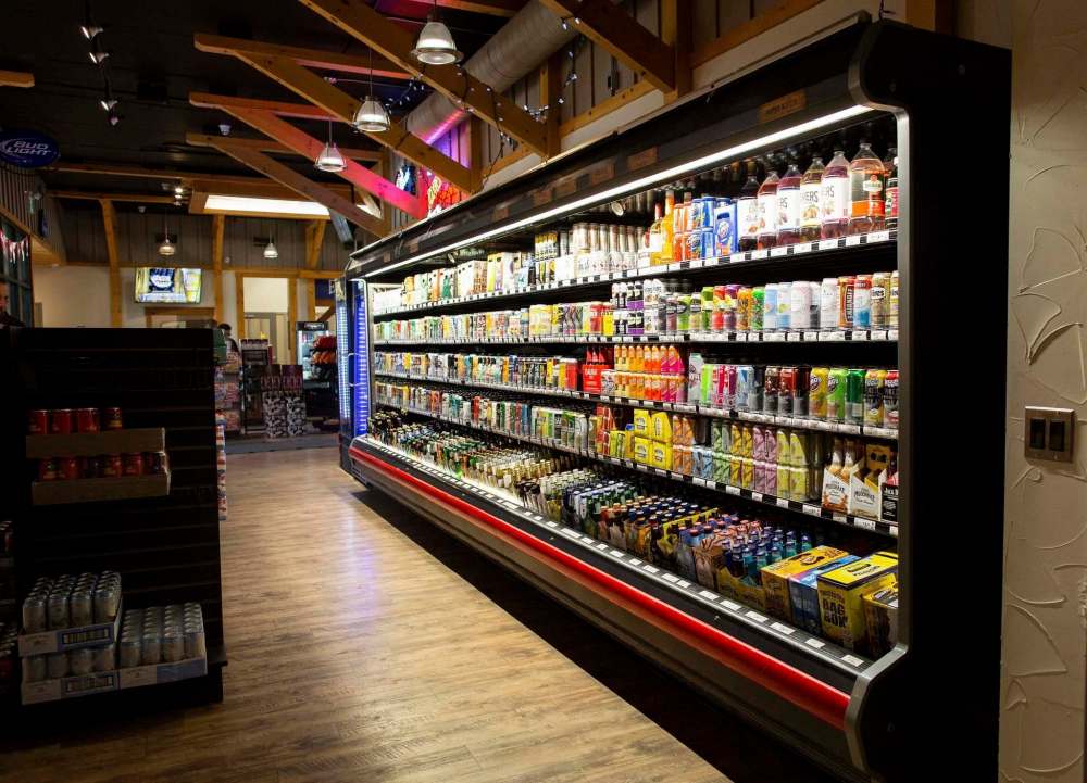ANDREW RYAN / WINNIPEG FREE PRESS
The Charleswood Beer Mkt (6600 Roblin Blvd.) has a large selection of singe-serve cans of beer, coolers and cider as well as a growler bar.