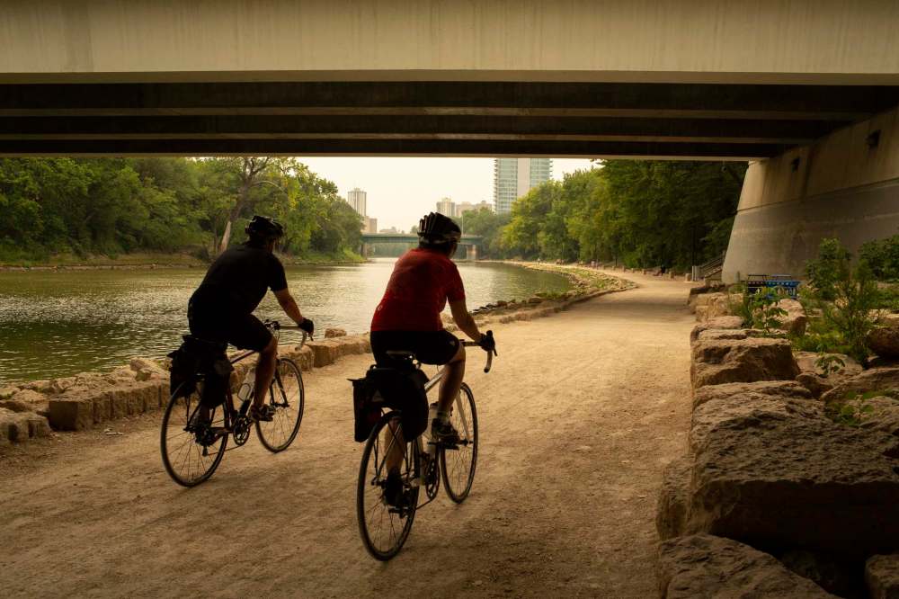 Anyone could experience extreme fatigue, coughing, watery eyes, throat irritation, headache, runny nose, tightness in the chest or wheezing if active outside for an extended period of time in Thursday's conditions. (ANDREW RYAN / WINNIPEG FREE PRESS)