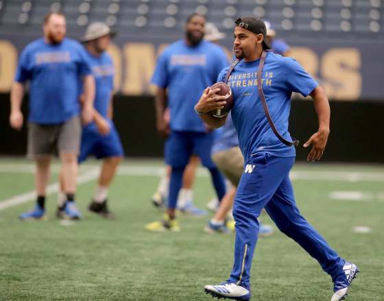 TREVOR HAGAN / WINNIPEG FREE PRESSWinnipeg Blue Bombers running back and CFL rushing leader Andrew Harris carries the mail during the team’s walk-through Thursday ahead of tonight’s tilt against the Ottawa Redblacks at Investors Group Field.
