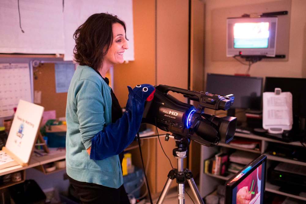 MIKAELA MACKENZIE / WINNIPEG FREE PRESS
Child life specialist Maria Soroka mans the camera while playing Noname.