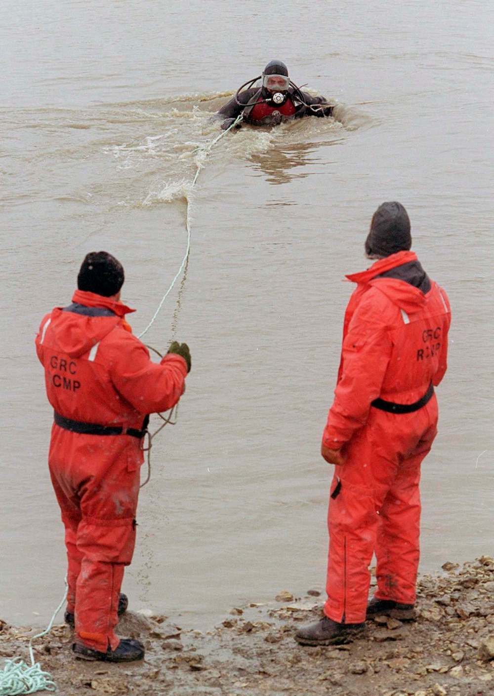 JEFF DE BOOY / WINNIPEG FREE PRESS FILES
RCMP divers comb the banks of the the Red River at Wayside Park on River Road and St. Andrew’s Road for clues in Rowbotham’s death.