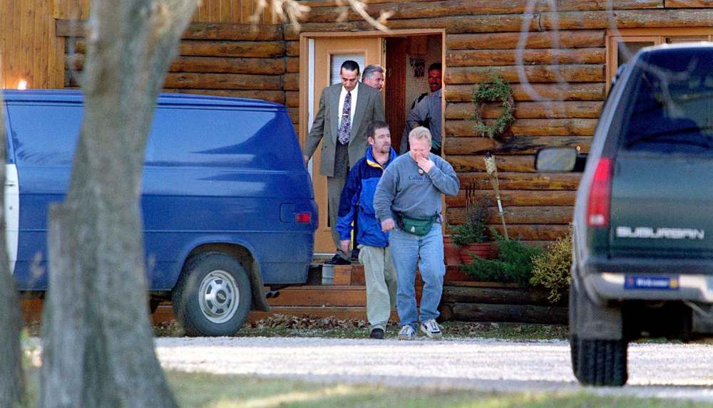 PHIL HOSSACK / WINNIPEG FREE PRESS FILES
RCMP detectives emerging from a search of Rowbotham’s St. Andrews home.