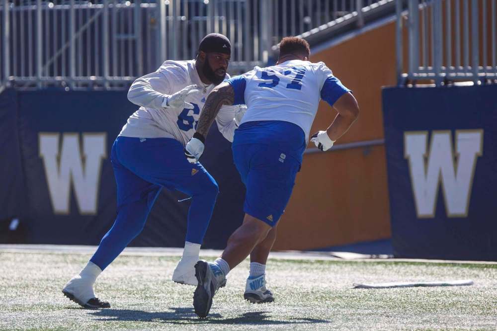MIKE DEAL / WINNIPEG FREE PRESS
Blue Bombers offensive linemen Stanley Bryant (left) and Manase Foketi practise at Investors Group Field Thursday. Winnipeg takes on the Saskatchewan Roughriders in Regina Sunday.