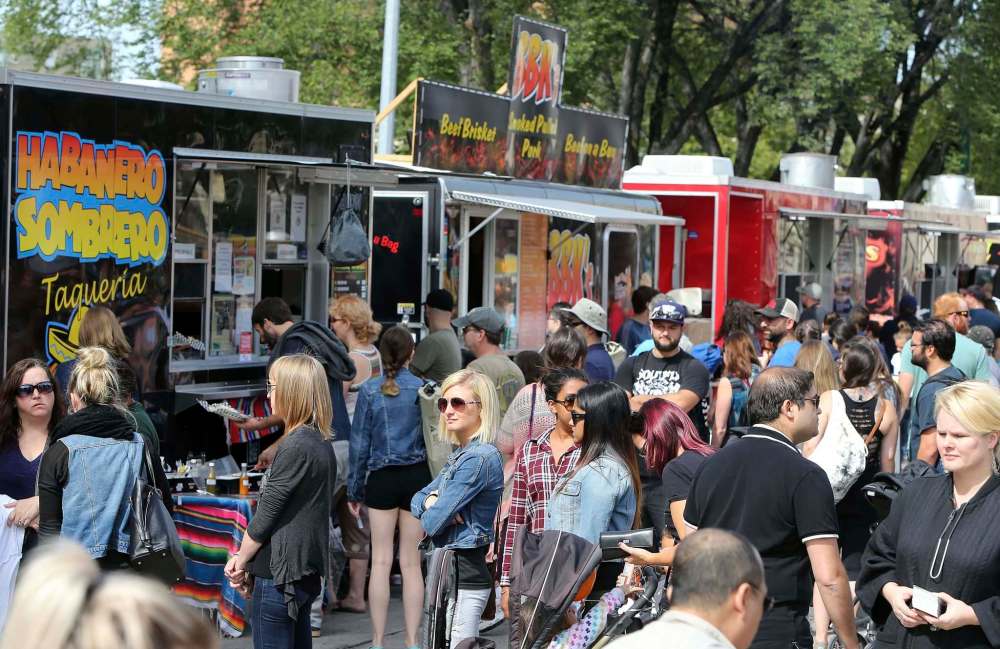 Jason Halstead / Winnipeg Free Press files
Crowds line up for food trucks at Manyfest on Broadway.