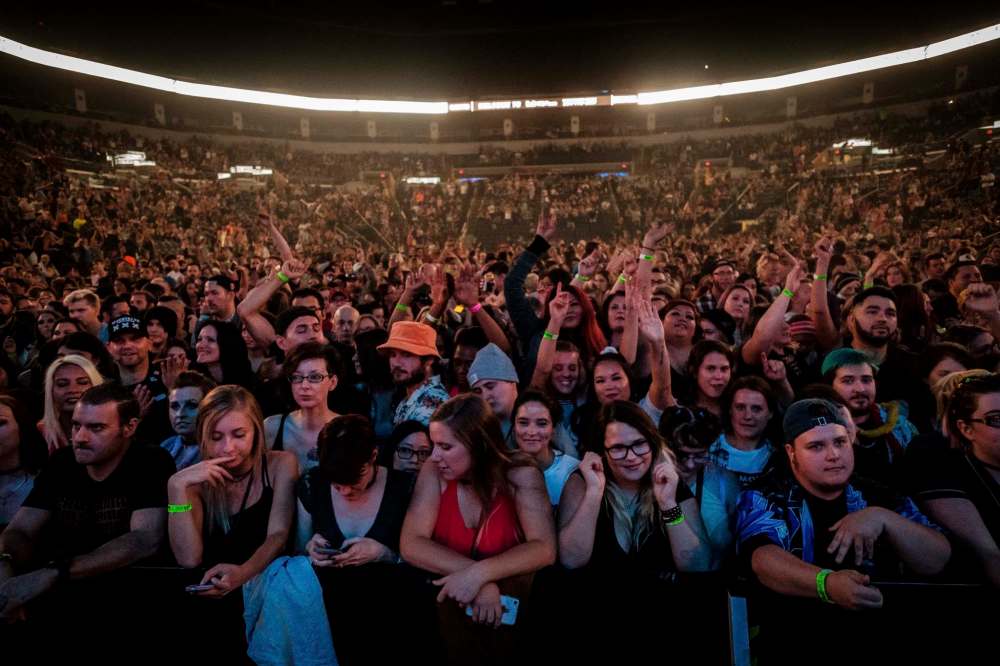 DANIEL CRUMP / WINNIPEG FREE PRESS
Fans make noise as they wait for the concert to start.