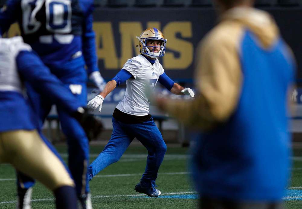 PHIL HOSSACK / WINNIPEG FREE PRESS
Winnipeg Blue Bombers' Weston Dressler runs a pattern looking for a pass at practice Monday.