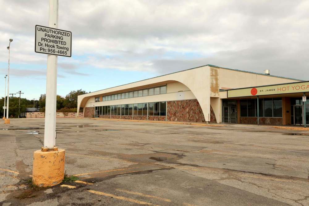 RUTH BONNEVILLE / WINNIPEG FREE PRESS
Seymour Pacific Development wants to construct two four-storey buildings as part of a commercial and residential development at this old strip mall on the 3000 block of Ness Avenue.