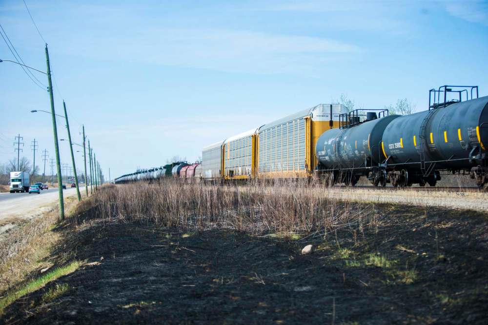MIKAELA MACKENZIE / WINNIPEG FREE PRESS FILES
Burnt grass by the CN tracks along Wilkes Avenue on May 8, 2018. CN confirmed the company plans to pay the city for the cost of battling the series of fires that had snaked its way through Winnipeg.