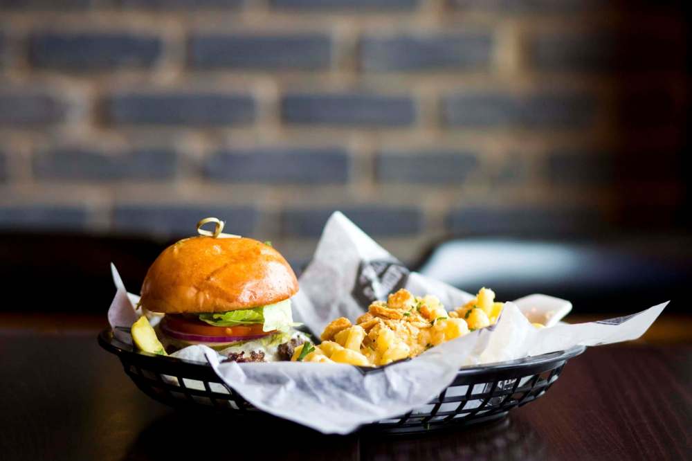 MIKAELA MACKENZIE / WINNIPEG FREE PRESS
A burger with a side of mac 'n' cheese, which is available as a side dish or as a main course.