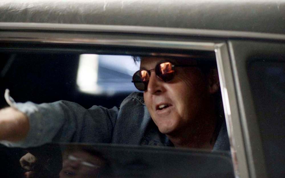 WENDELL PHILLIPS / WINNIPEG FREE PRESS files
Paul McCartney waves to fans outside the Sheraton Hotel prior to his 1993 show in Winnipeg.