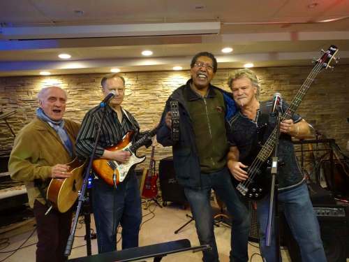MAUREEN SCURFIELD/WINNIPEG FREE PRESS
Dreams club musicians Carmine La Rosa (from left), Ron Siwicki, Glenworth Williams and Frank Manicone take a break between songs.