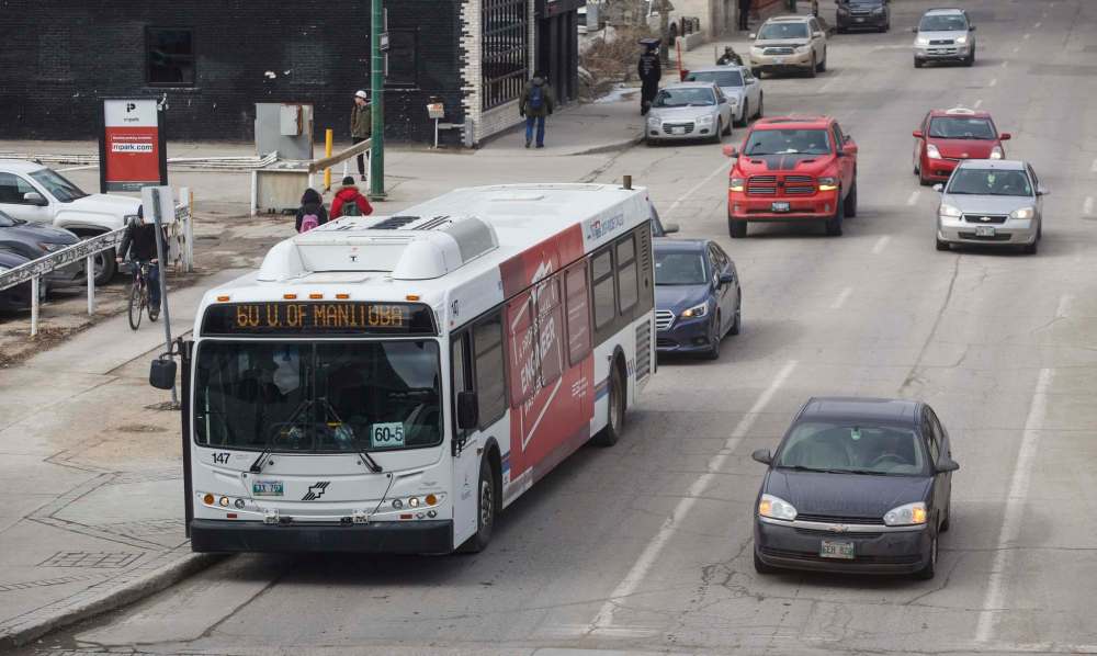 Buses have panic buttons for drivers, but are connected only to a Transit operations centre, which then must contact the driver to determine the problem. (Mike Deal / Winnipeg Free Press files)