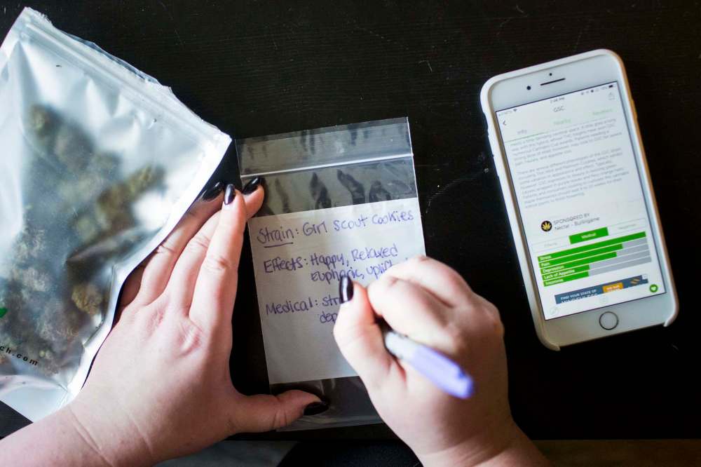 MIKAELA MACKENZIE / WINNIPEG FREE PRESS
A cannabis dealer packages her product in Winnipeg on Saturday, Oct. 13, 2018.
Winnipeg Free Press 2018.