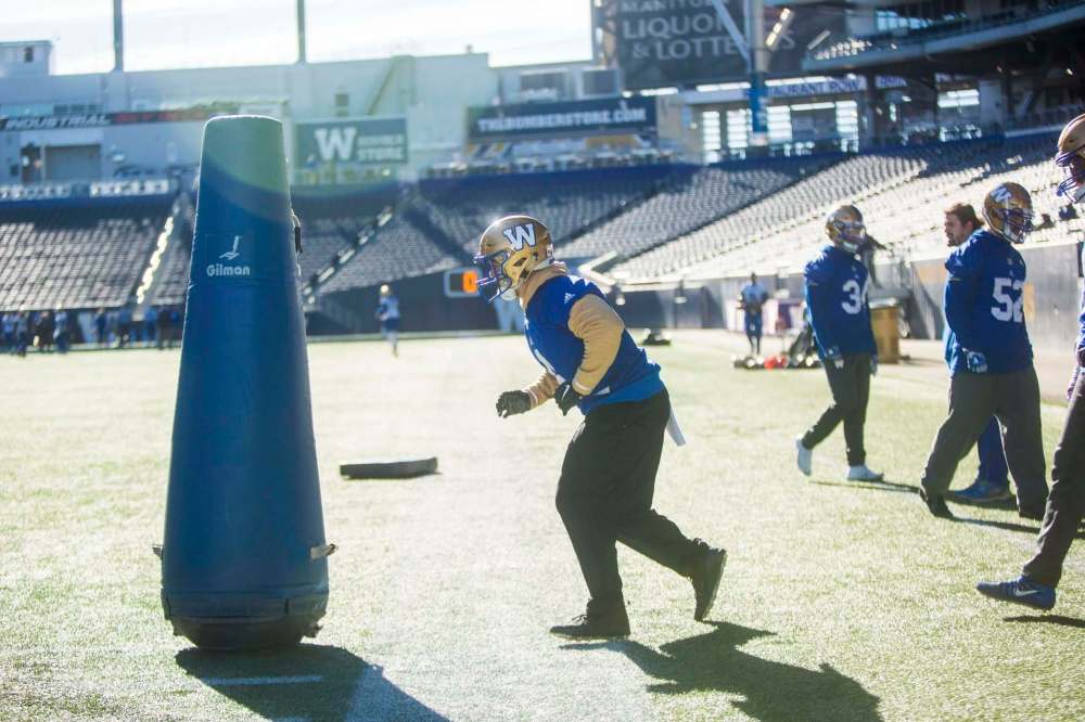 MIKAELA MACKENZIE / WINNIPEG FREE PRESS
Middle linebacker Adam Bighill goes through the paces at Bombers practice Tuesday at Investors Group Field. The Bombers host the Stampeders on Friday night.