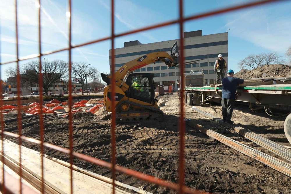 Peguis’ urban reserve under construction on Portage Avenue. (Ruth Bonneville / Winnipeg Free Press)