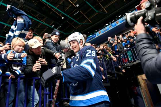 The return of Patrik Laine to his home country attracted a lot of attention at the Jets practice on Wednesday in Helsinki. (Martti Kainulainen / Lehtikuva)