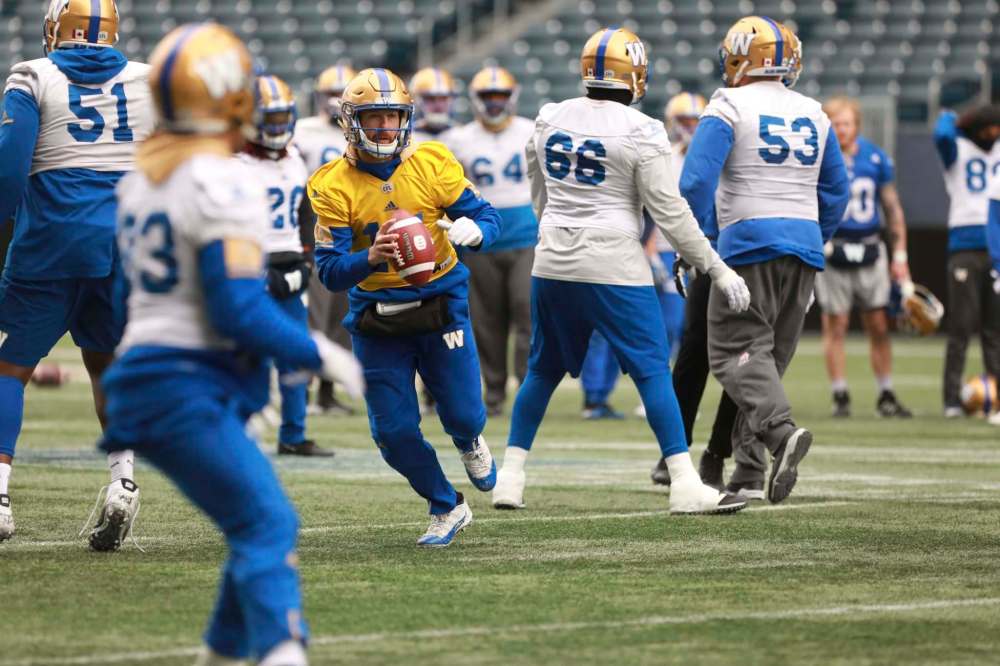 RUTH BONNEVILLE / WINNIPEG FREE PRESS
Blue Bombers quarterback Matt Nichols practises with teammates at Investors Group Field on Wednesday. Nichols says he doesn’t have a preferred opponent for the West division semifinal.